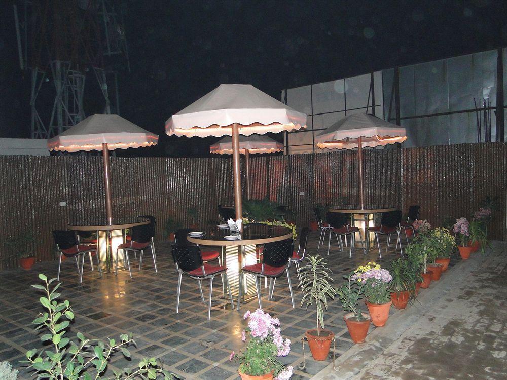Hotel Crystal Retreat Агра Экстерьер фото