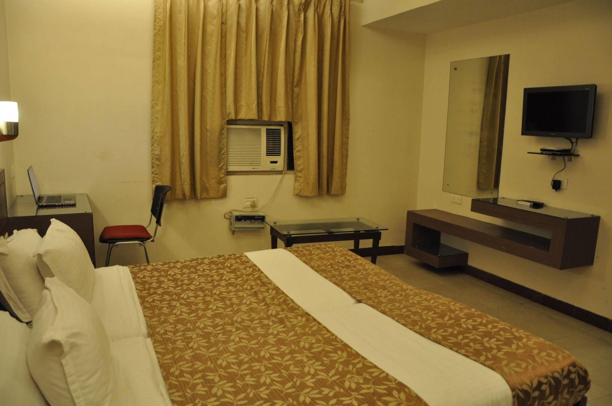 Hotel Crystal Retreat Агра Экстерьер фото